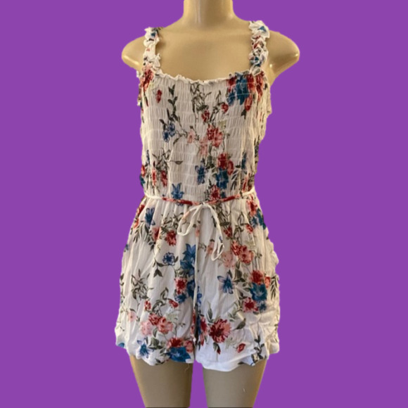 LILY Rose gauzy romper with smocked bodice and side pockets. Adorable for summer - Picture 1 of 4